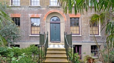 Au găsit o casă uitată. Au intrat în ea şi s-au întors în timp