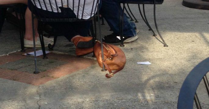 A văzut un câine drăguţ la terasă. A mers să-l mângâie. Când a înţeles ce era, de fapt, a ÎNGHEŢAT