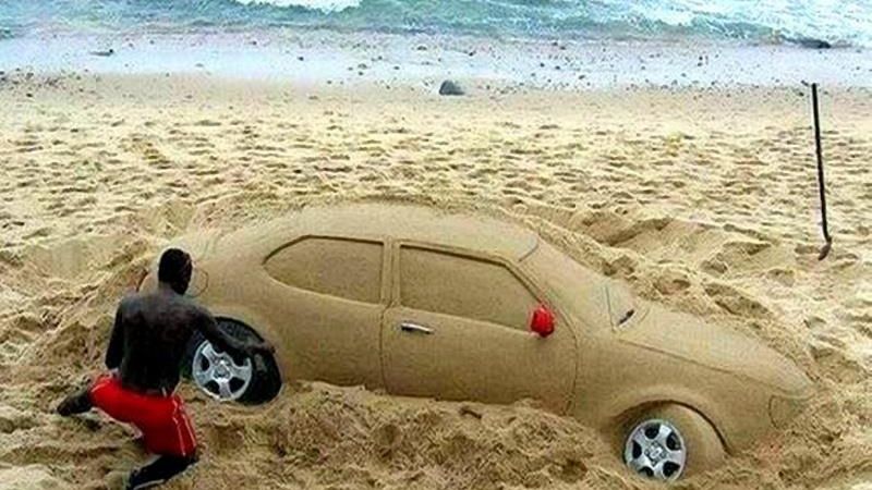 Poliţia l-a somat să-şi ia maşina de pe plajă. El a refuzat. Agenţii au tras de ea, ŞOC ce au văzut