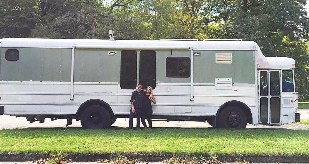 Au cumpărat autobuzul şcolii şi l-au transformat într-o casă în toată regula. Interior ULUITOR