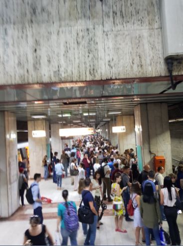 Circulație îngreunată la metrou. Un tren s-a defectat