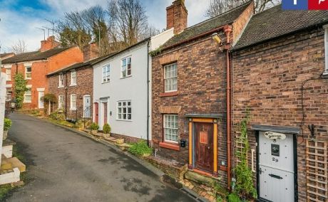 A săpat o peşteră în spatele casei, unde a ascuns un mare secret. Vrea să vândă vila cu 250.000 € 