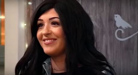 S-au cunoscut pe Facebook. A invitat-o în oraş. Ea şi-a dat jos peruca şi şi-a dezvăluit identitatea