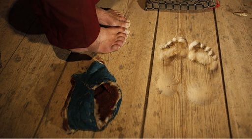 Au intrat în chilia călugărului şi au văzut forme de tălpi în podea. Adevărul este tulburător