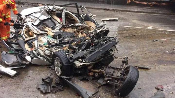 Accident înfiorător. Un autotren a pulverizat 3 mașini: 5 oameni au murit. Imagini greu de privit