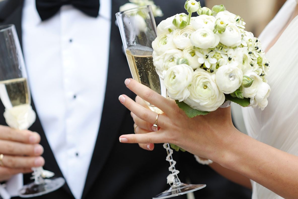 Tentativă de omor la o nuntă, în Capitală. O tânără a ajuns în stare gravă la spital