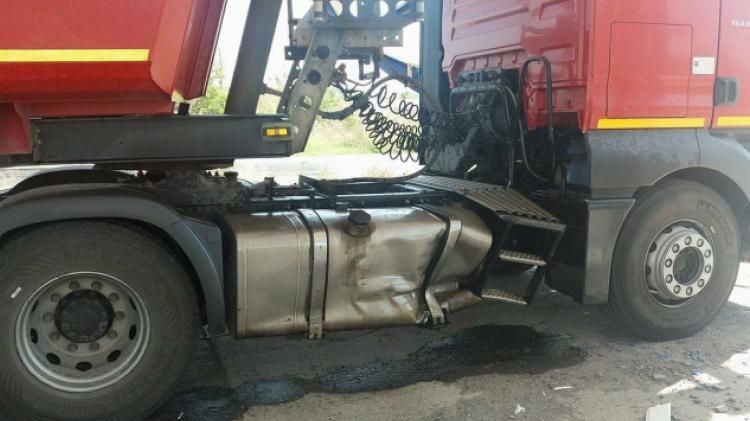 Tamponare în lanț, în Brăila. Rezervorul unui TIR s-a spart, iar combustibilul a curs pe şosea