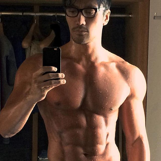 A cucerit fetele cu poze de la sală. Se întâlnea cu ele, dar când aflau vârsta lui, toate fugeau