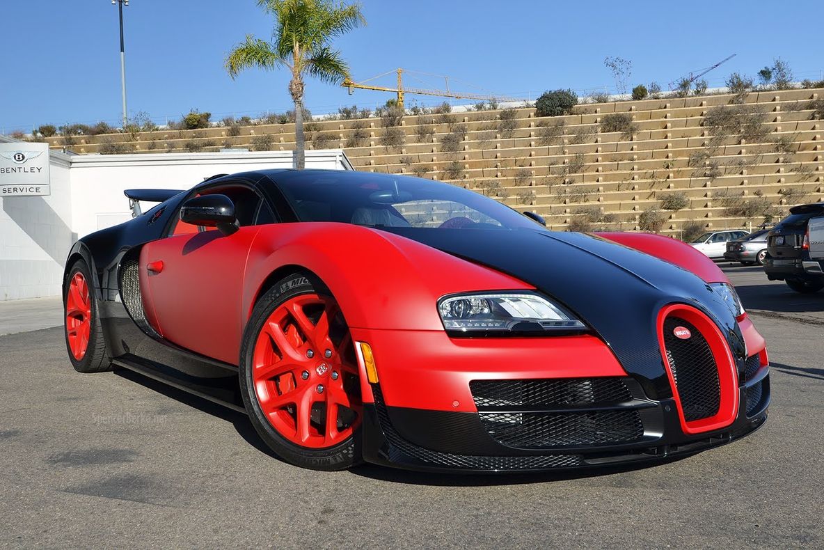 Poliţiştii au văzut pe stradă un Bugatti de 3 milioane$.Au aflat cine-i şoferul, i-au cerut autograf