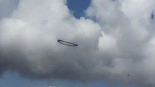 Stăteau la plajă și s-au uitat la norii de pe cer. Ce s-a întâmplat după este HALUCINANT