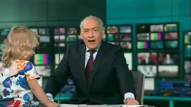 Jurnal de ştiri, deturnat de o fetiţă. Prezentatorul, pus în cea mai dificilă situaţie din carieră