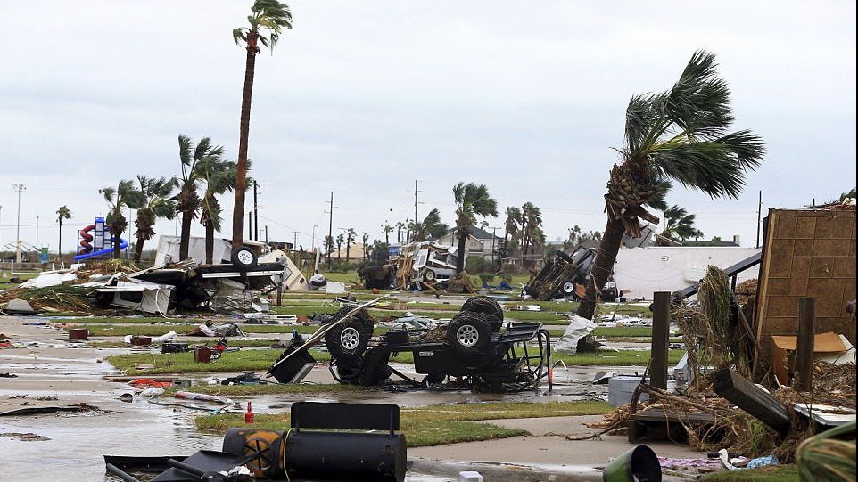 Uraganul Harvey, primul bilanţ: cel puţin cinci morţi, zeci de răniţi. Imaginile DEZASTRULUI