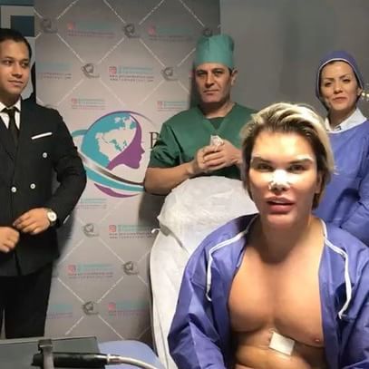 Păpuşa Ken umană şi-a făcut a 40-a operaţie la faţă. Spune că e ultima. Cum arată acum