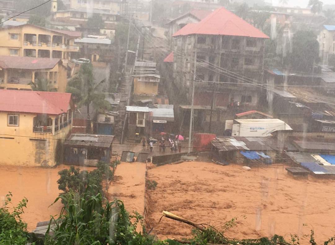 "Erau cadavre peste tot". 400 de morţi în urma alunecărilor de teren şi căutările continuă