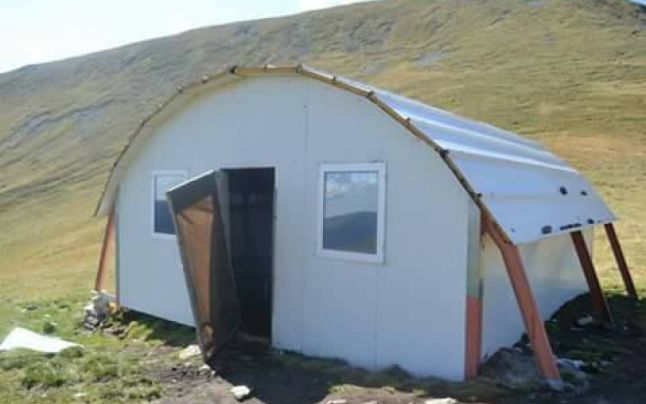 Descoperire șocantă într-un refugiu montan izolat de lângă Vf. Moldoveanu: "Sânge peste tot"