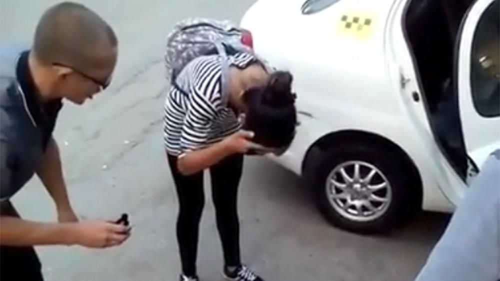 Au luat taxi, dar n-au avut bani să plătească cursa. Ce le-a făcut șoferul a stârnit revoltă