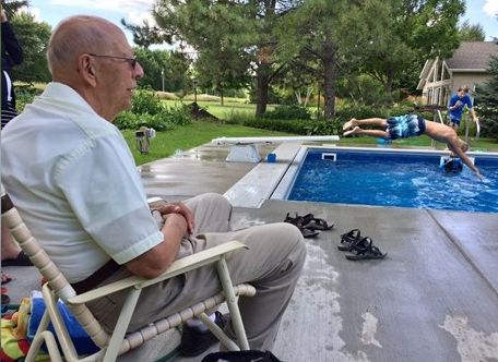 După ce i-a murit soția bătrânul de 94 de ani a scos toți banii din bancă și a făcut ceva neașteptat