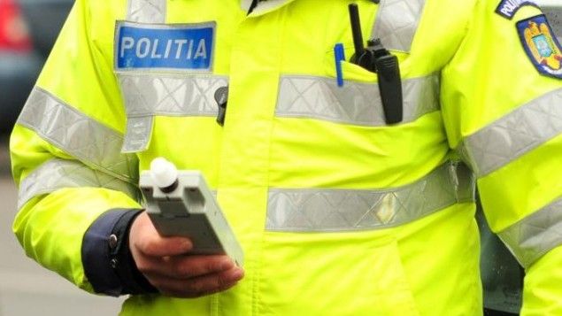 Un șofer din Bacău a dat etilotestul peste cap după ce a fost oprit în trafic de polițiști. Ce alcoolemie avea bărbatul