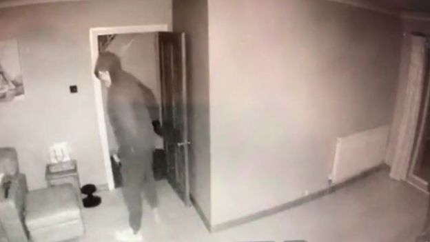 Au plecat în vacanță. Le-a venit o notificare pe telefon cu imagini live din casa lor. Au încremenit