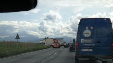 Grav accident pe DN13, între un TIR și trei autoturisme: 4 răniți. Traficul este blocat