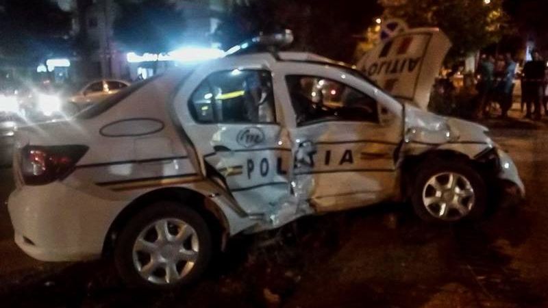 Doi polițiști au fost răniți grav într-un accident