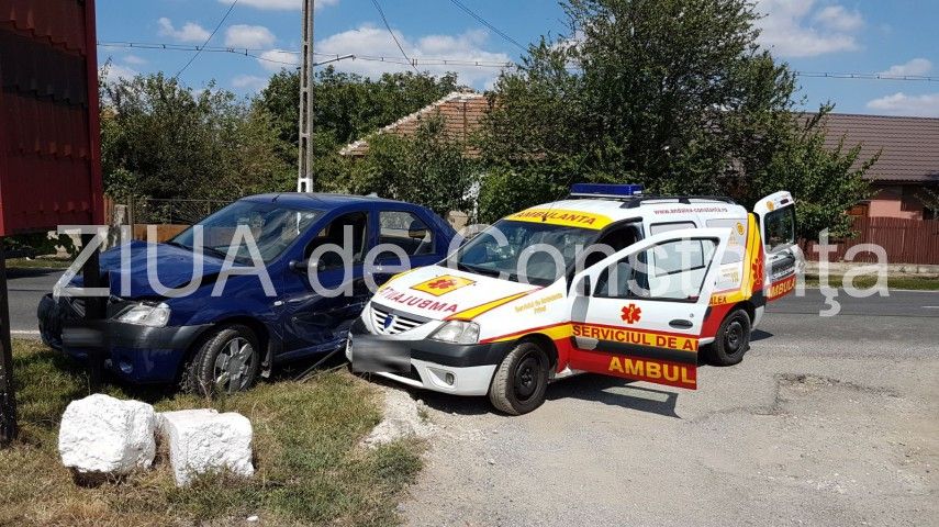 O ambulanță cu pacient a fost implicată într-un accident în Constanța