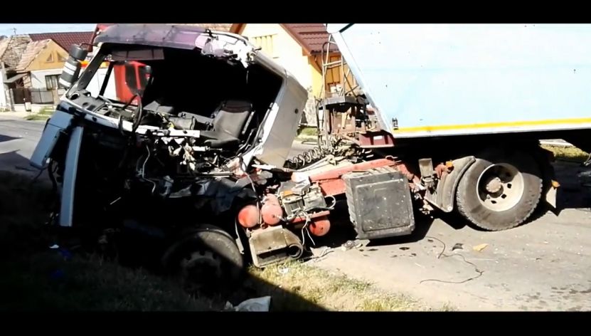Accident groaznic în Târnăveni! Două TIR-uri s-au ciocnit și au prins la mijoc un autoturism