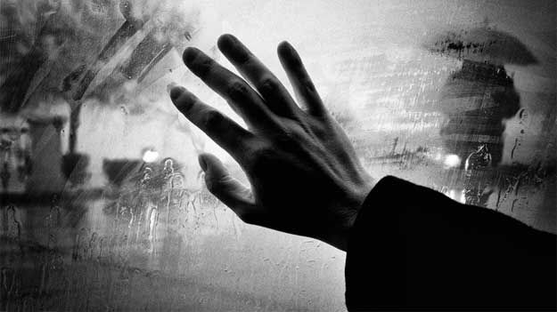 În loc de la mulţi ani. Mesajul sfâşietor primit de logodnica poliţistului care s-a împuşcat în cap