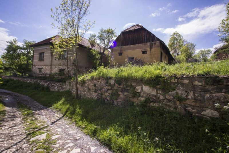 Cel mai ciudat sat din România: are un singur locuitor şi un drum de 10 km din marmură