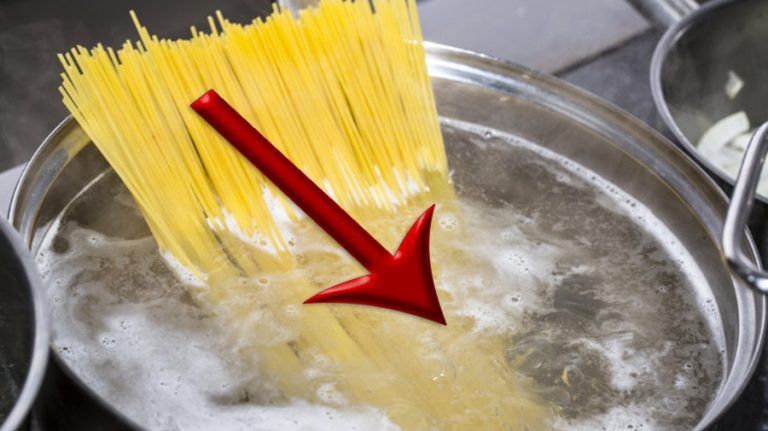 Nu mai arunca apa în care fierbi pastele! Nu te-ai fi gândit că o poți folosi la atâtea lucruri!