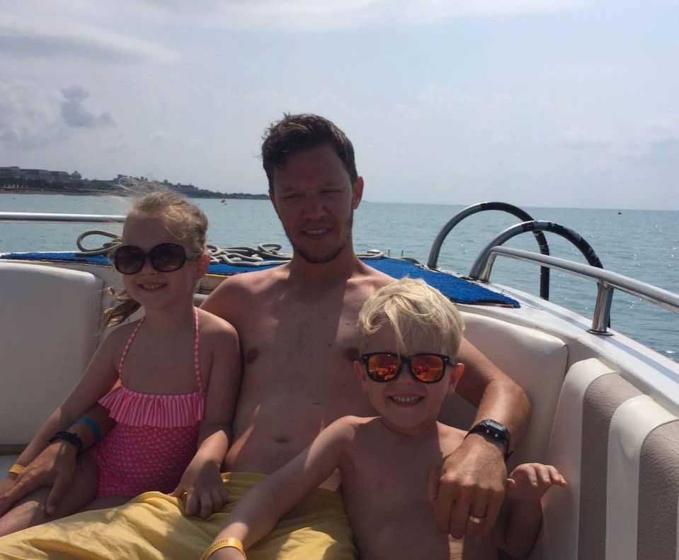 Vă mai amintiţi de Iulian Apostol, fost la Steaua? Fiul lui are 7 ani şi visează să bată Barcelona