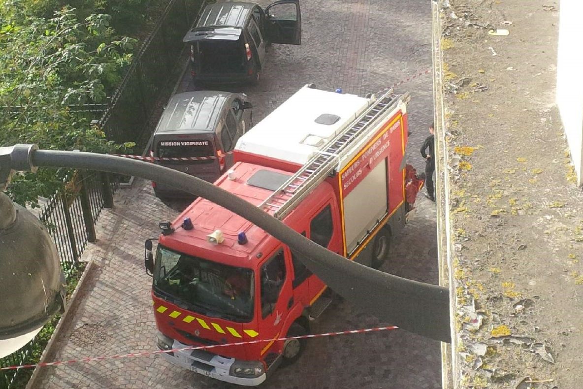 Atac în Franța. Militari francezi, loviți în plin de un vehicul la Paris. Un bărbat a fost reţinut