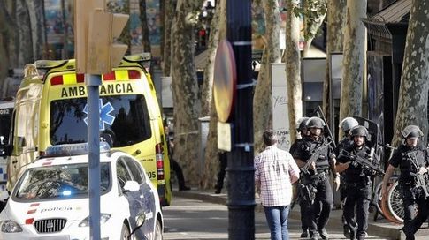 ÎNCĂ UN ATAC TERORIST în Spania: o maşină a intrat în mulţime. 5 suspecţi cu centuri explozive,ucişi