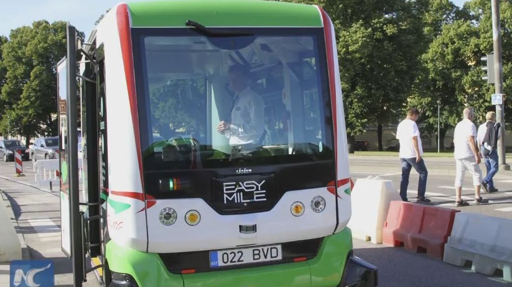 VIDEO. Autobuze fără şofer în Europa! Oamenii au încremenit când au văzut cum intră în intersecţie