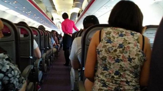 La bordul acestor avioane femeile nu au voie să urce cu mâinile şi picioarele dezgolite