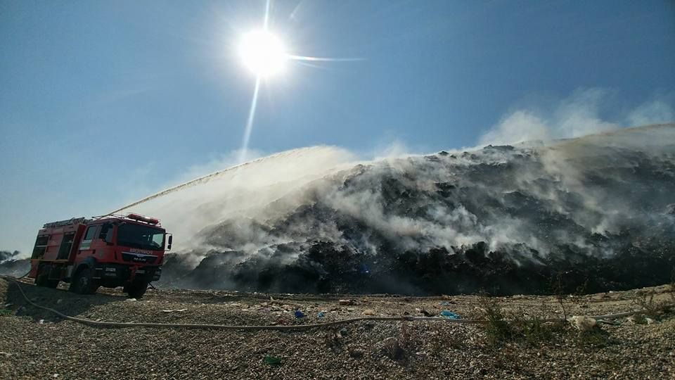 Misiune imposibilă la Bacău! De patru zile pompierii se luptă "cu limbile de flăcări" 