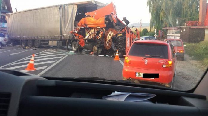 Accident cumplit. Trei persoane rănite, în urma unei coliziuni între un TIR şi o furgonetă