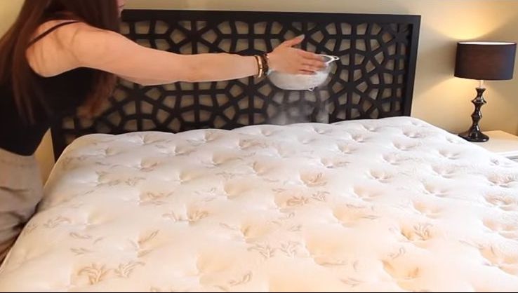 Pune bicarbornat de sodiu pe saltea şi vei vedea rezultatul