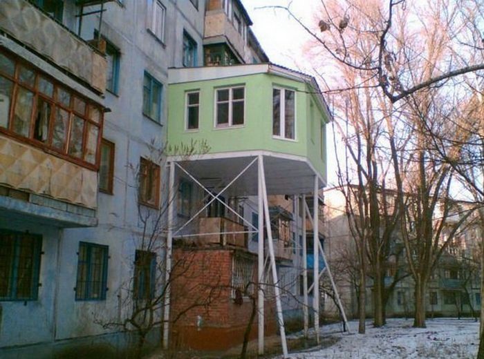 S-a întors de la birou, a ridicat privirea și a văzut invenția vecinului. A rămas mască!