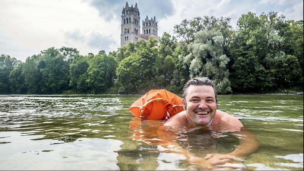 Un bărbat din Germania înoată în fiecare zi până la locul de muncă! Povestea inedită