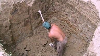 Zeci de proiectile și o bombă, găsite în timpul lucrărilor la canalizare, într-un sat din jud. Iaşi