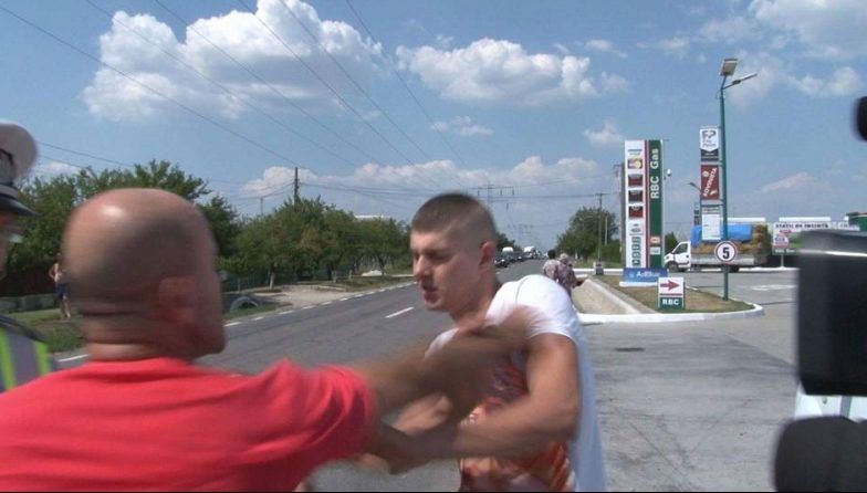 VIDEO. Doi şoferi s-au luat la bătaie, chiar în faţa poliţiştilor