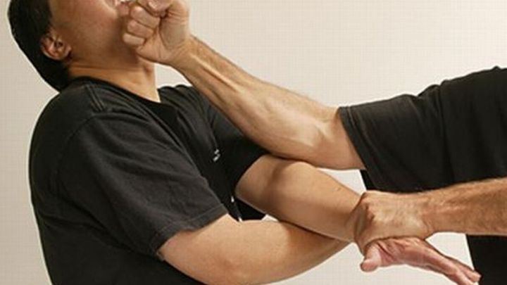 Tânăr bătut cu bestialitate de fostul iubit al surorii sale. Ce i-au spus medicii la spital