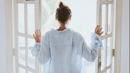 Obiceiul care te îmbolnăvește. Care e primul lucru pe care-l faci când intri în casă?