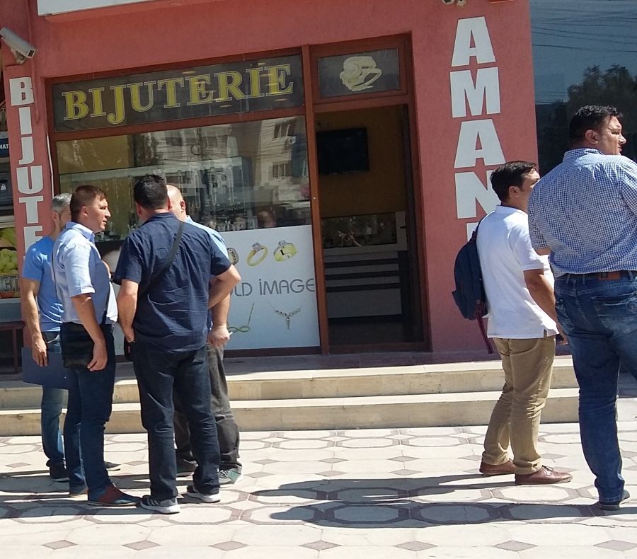 Hoţ păcălit. A intrat cu cagula pe faţă şi pistol, pentru a jefui o bijuterie. Ce a furat, de fapt