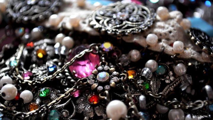 Superstiții legate de bijuterii. Iată ce trebuie să porţi la gât dacă vrei să ai noroc