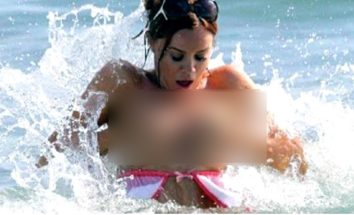 A ieşit din mare, dar nu şi-a dat seama că i-a căzut sutienul. Toţii ochii de pe plajă, pe ea