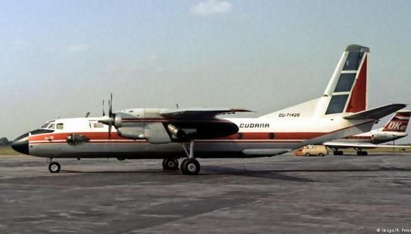 Incident înfiorător. Doi oameni, zdrobiți de un avion care a aterizat forțat