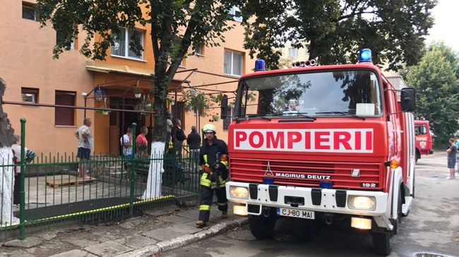 Incendiu puternic într-un spațiu comercial din Câmpia Turzii: 7 persoane evacuate