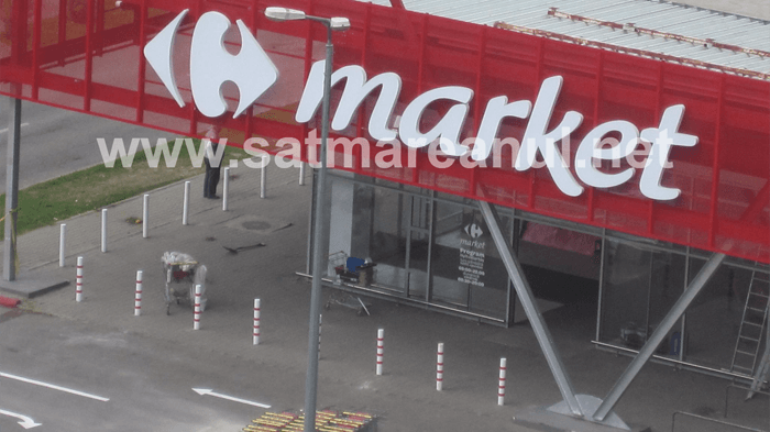 Bărbat găsit spânzurat de gardul unui magazin Carrefour 